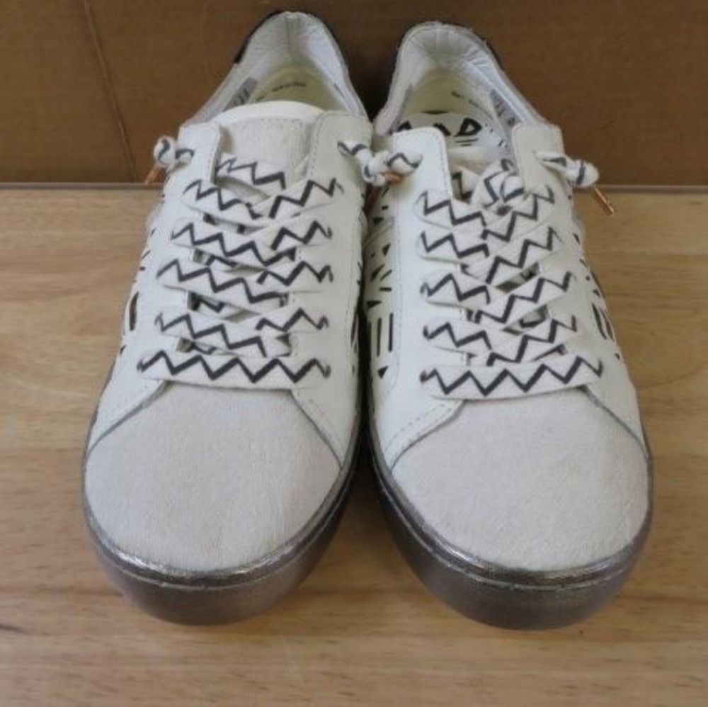 Womens sneaker zig zag black and white leather with silver bottom detail